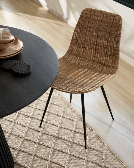 Silla Equal de ratán y patas de acero acabado negro