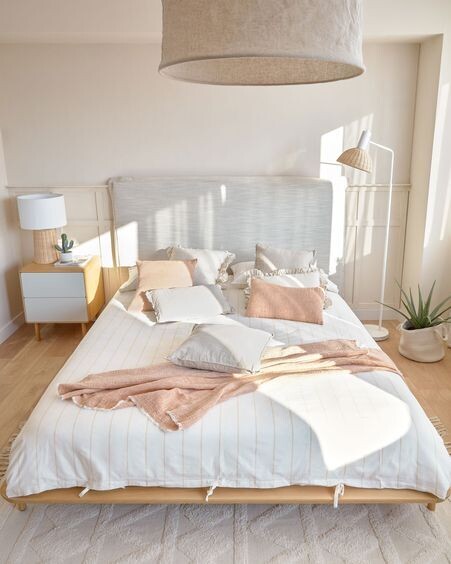 Cama Anielle de madera maciza de fresno 160 x 200 cm
