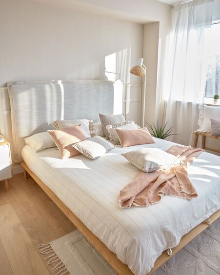 Cama Anielle de madera maciza de fresno 160 x 200 cm