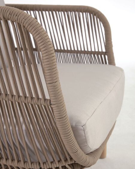 Butaca Catalina de cuerda beige y madera maciza de acacia FSC