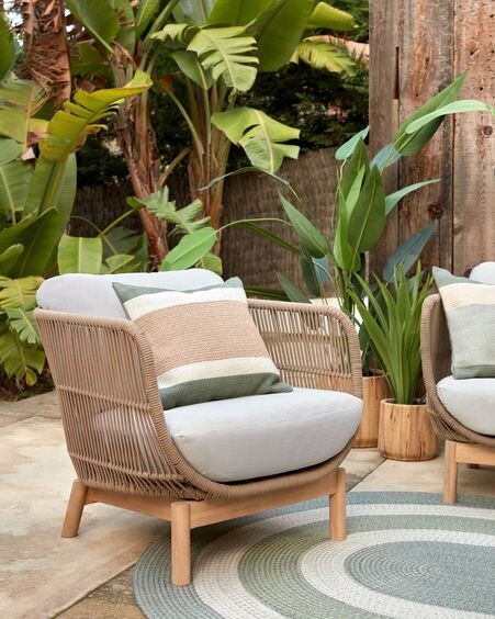 Butaca Catalina de cuerda beige y madera maciza de acacia FSC