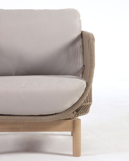 Butaca Catalina de cuerda beige y madera maciza de acacia FSC