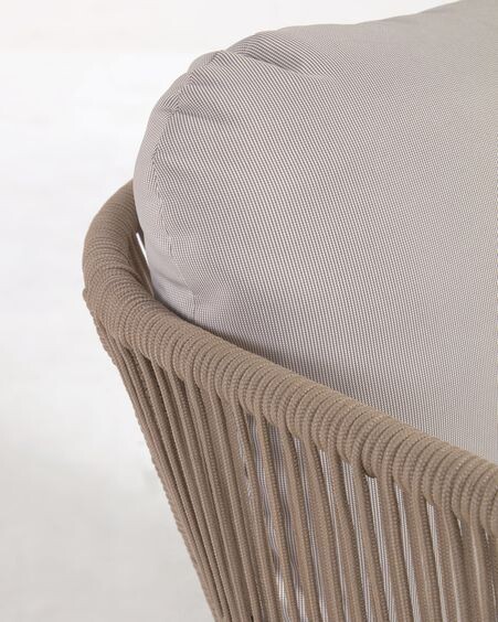 Butaca Catalina de cuerda beige y madera maciza de acacia FSC
