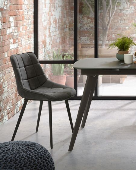 Silla Adam de piel sintética gris oscuro y patas de acero con acabado negro