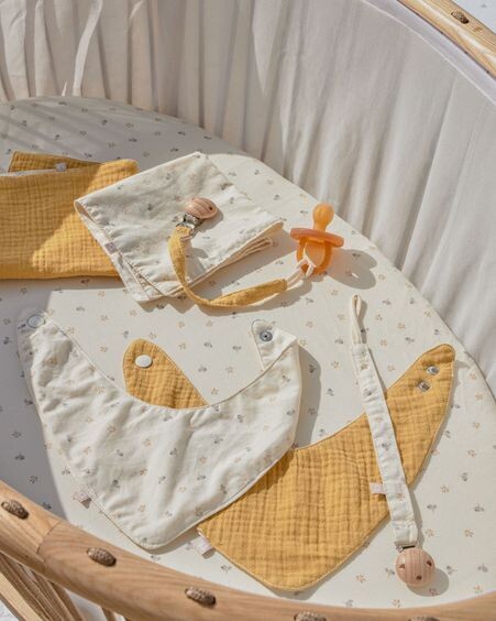 Set Yamile de 2 chupeteros algodón orgánico (GOTS) mostaza y beige con hojas multicolor