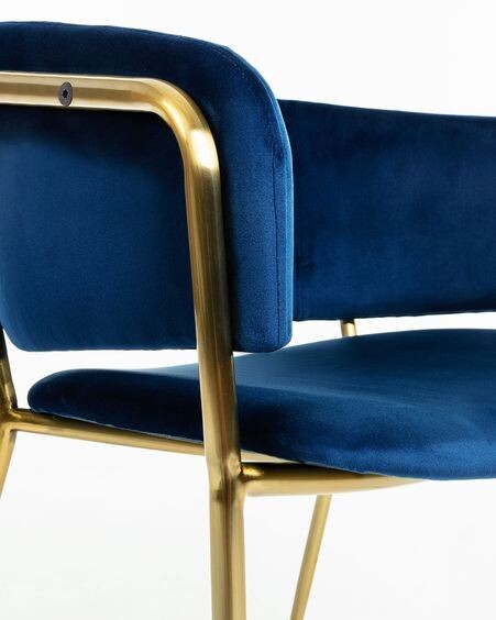 Silla Runnie de terciopelo azul con patas de acero con acabado dorado