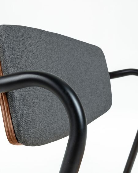 Silla Zaha gris oscuro de chapa de nogal y acero con acabado negro