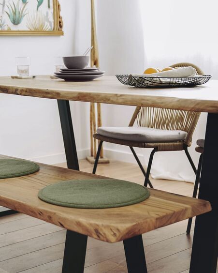 Banco Alaia de madera maciza de acacia y patas de acero negro 160 cm