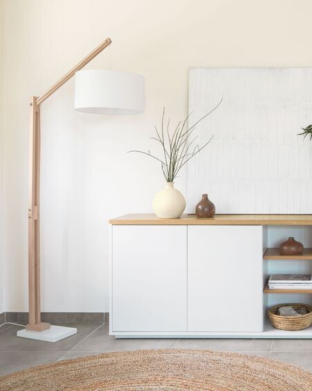 Lámpara de pie Riaz de madera maciza de haya con pantalla blanca