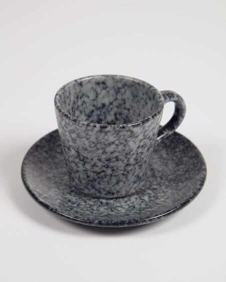 Taza de café Airena con plato de cerámica negro