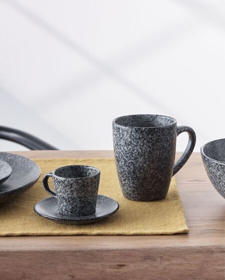 Taza de café Airena con plato de cerámica negro