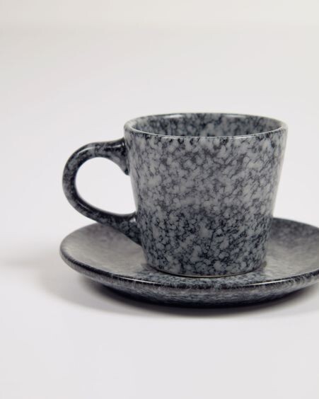 Taza de café Airena con plato de cerámica negro