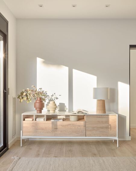 Mueble TV Marielle de chapa de fresno y lacado blanco 187 x 63 cm