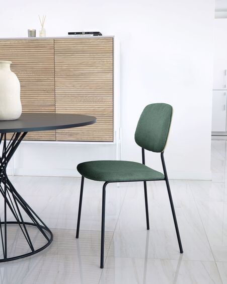Silla Benilda verde oscuro, chapa de roble y acero con acabado negro