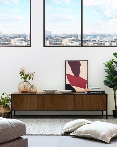 Mueble TV Nadyria de chapa de nogal y acero acabado negro 180 x 50 cm