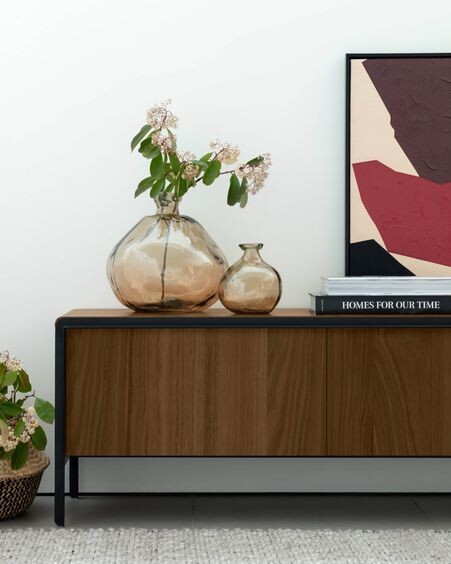Mueble TV Nadyria de chapa de nogal y acero acabado negro 180 x 50 cm