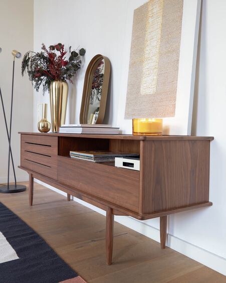 Mueble TV Carolin de chapa de nogal 180 x 63,5 cm