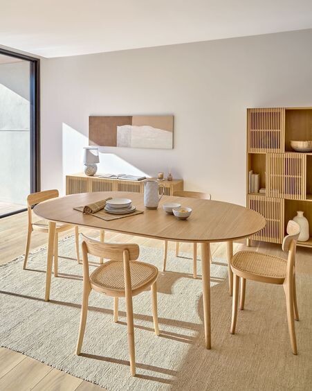 Mesa extensible oval Oqui en chapa de roble y patas de madera maciza Ø 140 (220) x 90 cm