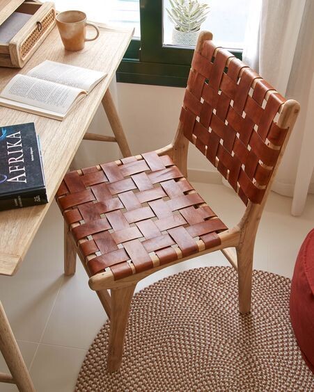 Silla Calixta de piel y madera maciza de teca