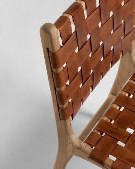Silla Calixta de piel y madera maciza de teca