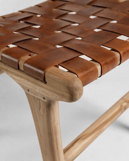 Silla Calixta de piel y madera maciza de teca