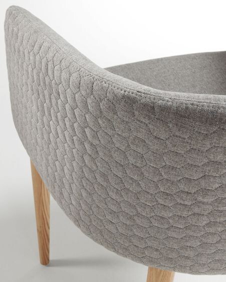 Silla Harlan gris claro y patas de madera maciza de fresno