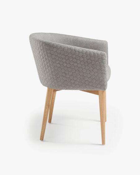 Silla Harlan gris claro y patas de madera maciza de fresno