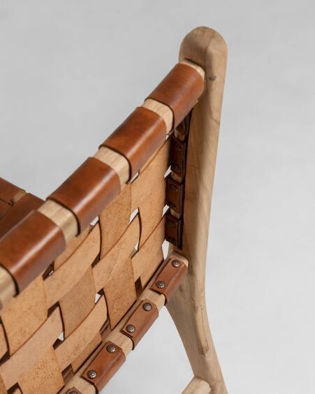 Silla Calixta de piel y madera maciza de teca