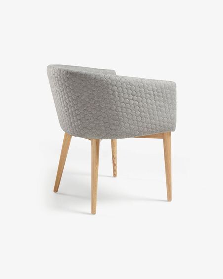 Silla Harlan gris claro y patas de madera maciza de fresno