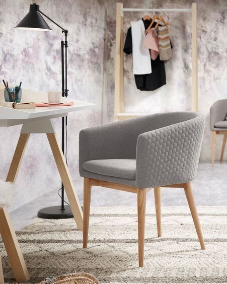 Silla Harlan gris claro y patas de madera maciza de fresno