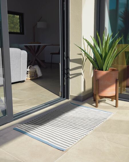 Alfombra exterior Catiana de PET rayas gris 60 x 90 cm