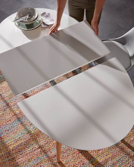Mesa extensible oval Oqui MDF lacado blanco y patas madera maciza haya 140 (220) x 90 cm