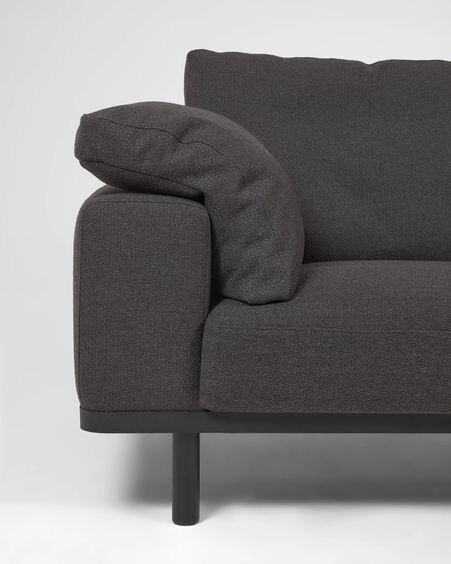 Sofá Noa 3 plazas con cojines gris patas acabado oscuro 230 cm