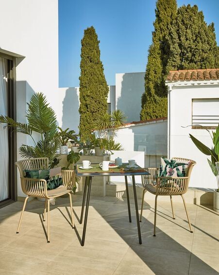 Mesa Mathis fibra de cemento con patas de acero acabado negro 75 x 75 cm