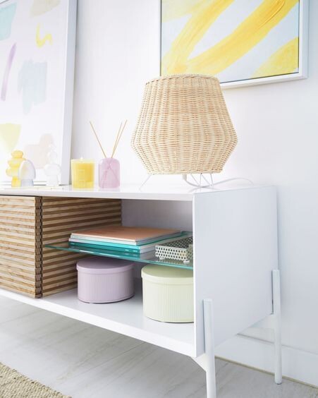 Mueble TV Marielle de chapa de fresno y lacado blanco 167 x 53 cm
