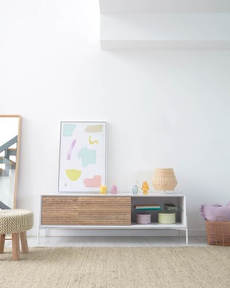 Mueble TV Marielle de chapa de fresno y lacado blanco 167 x 53 cm