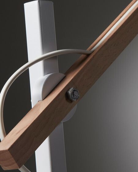Lámpara de mesa Kosta de acero y madera maciza de haya