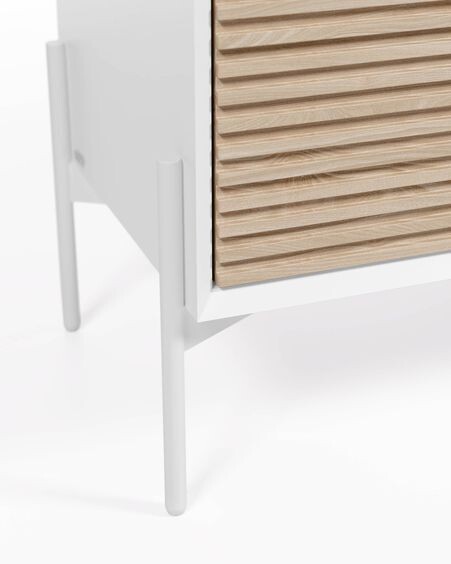 Cómoda Marielle con 5 cajones de chapa de fresno y lacado blanco 64 x 142 cm