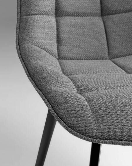 Silla Adam gris claro y patas de acero con acabado negro