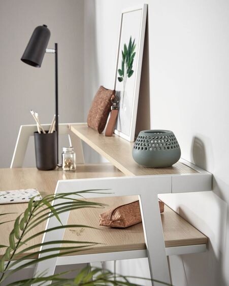 Escritorio Aarhus melamina acabado natural patas de acero acabado blanco 115 x 60 cm