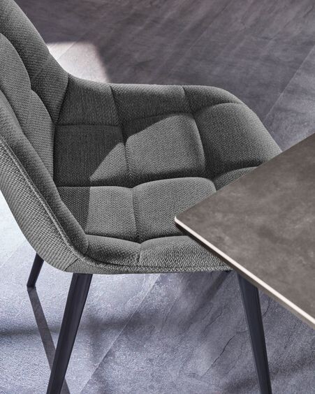 Silla Adam gris claro y patas de acero con acabado negro