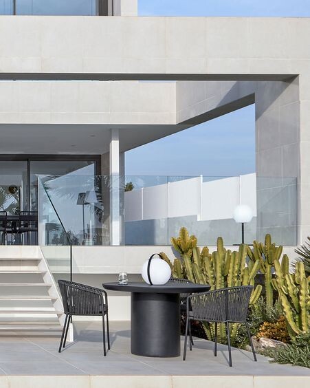 Lámpara de mesa de exterior Dinesh con asa de acero negro