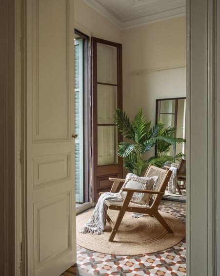 Sillón Geralda madera maciza acacia con acabado oscuro FSC 100%