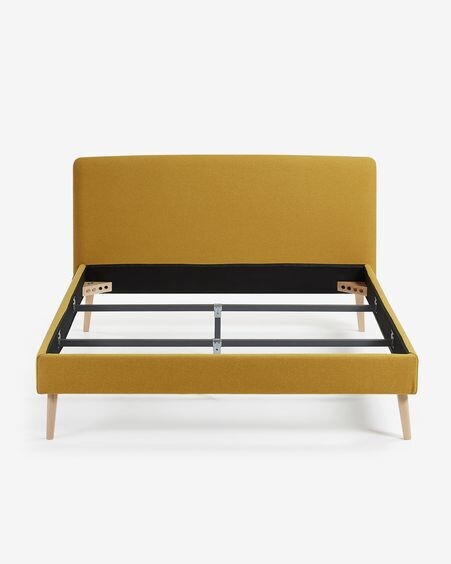 Cama desenfundable Dyla mostaza con patas de madera maciza de haya 150 x 190 cm