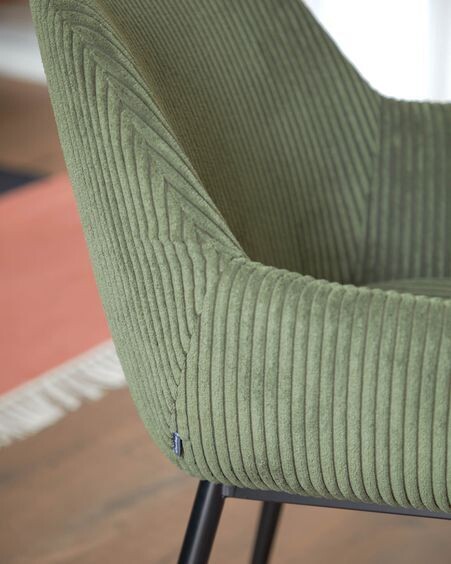 Silla Konna de pana gruesa verde oscuro y patas de acero acabado pintado negro