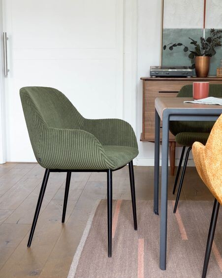 Silla Konna de pana gruesa verde oscuro y patas de acero acabado pintado negro
