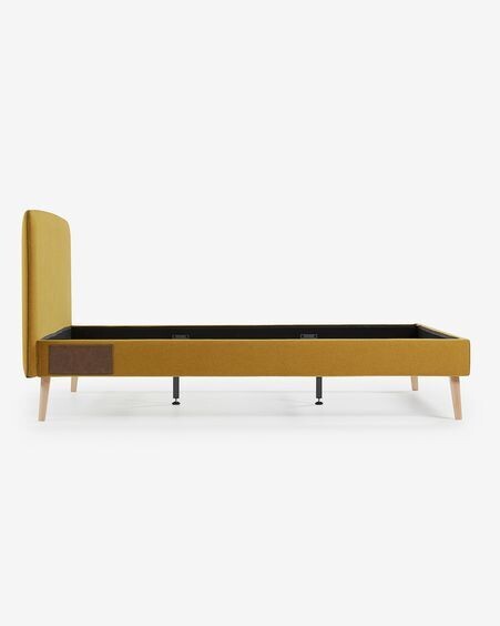 Cama desenfundable Dyla mostaza con patas de madera maciza de haya 150 x 190 cm