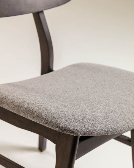 Silla Selia de madera maciza de caucho y chapa de fresno tapizado gris claro