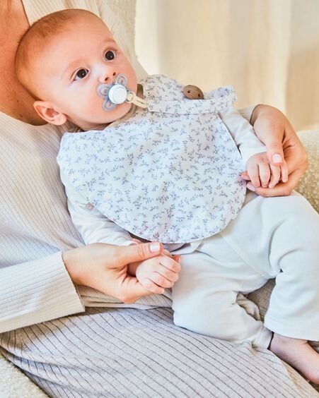 Set Yamile de 2 baberos 100% algodón orgánico (GOTS) turquesa y blanco con hojas gris