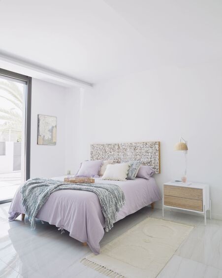 Aplique Damila de metal con acabado blanco y ratán con acabado natural